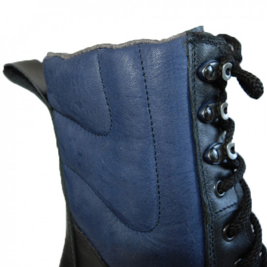   Chrome Black avec des bottes d'extérieur bleues M130
