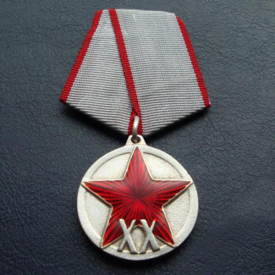 Les militaires d`ordre soviétiques décernent la médaille xx les années de l`armée rouge rkka