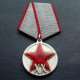 Les militaires d`ordre soviétiques décernent la médaille xx les années de l`armée rouge rkka