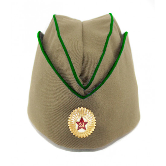 Les militaires russes soviétiques bordent le chapeau d`été d`officiers de département de gardes pilotka