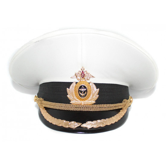 La flotte russe les hauts officiers de grade navals fait étalage du chapeau de visière