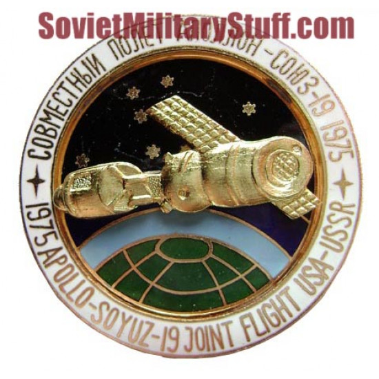 La insignia espacial soviética apollo-soyuz junta a ee.-uu-urss de vuelo