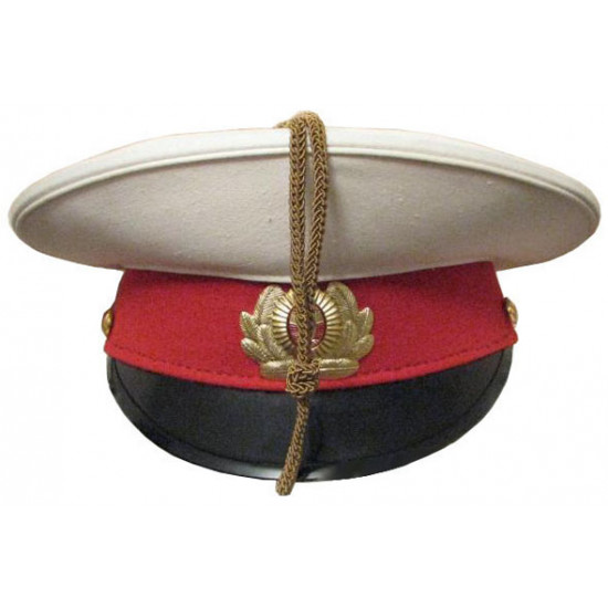 Le ministère soviétique d`affaires intérieures fait étalage du chapeau d`officier