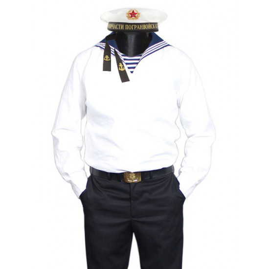 Le soviétique blanc / le marin naval russe fait étalage de l`uniforme avec le col