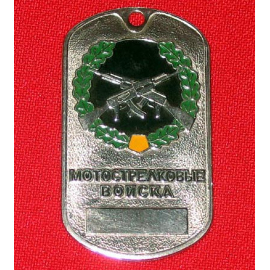 Le métal de soldat russe militaire étiquette des troupes tirant le moteur