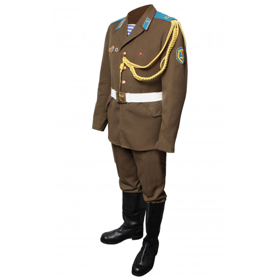 Un uniforme de parade militaire russe des soldats aériens soviétiques VDV