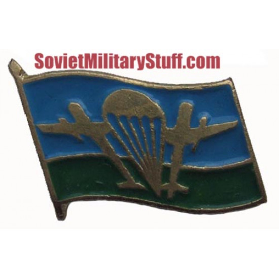 Insignia de militares de la bandera vdv rusa con paracaidista de aviones