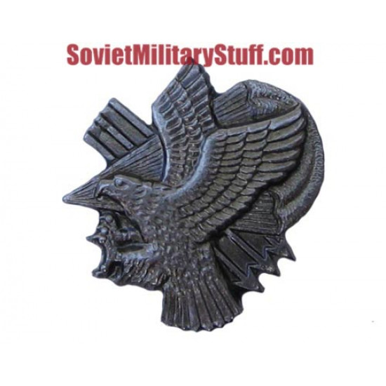 Le badge en métal vdv russe écrase avec le parachutiste d`aigle
