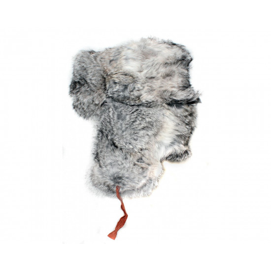 Conejo de piel auténtica, moderno, gris, sombrero de invierno, orejeras de ushanka.