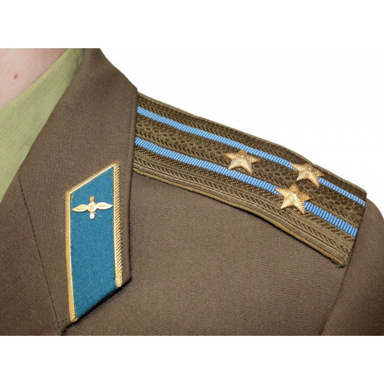 Sowjetischer Offizier der Luftwaffe Russische sowjetische Luftfahrtuniform