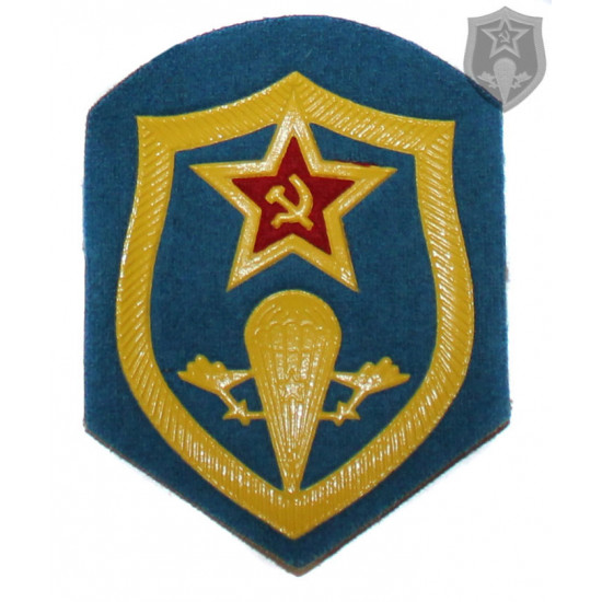 Los militares rusos del ejército rojo soviéticos remiendan la fuerza de vdv